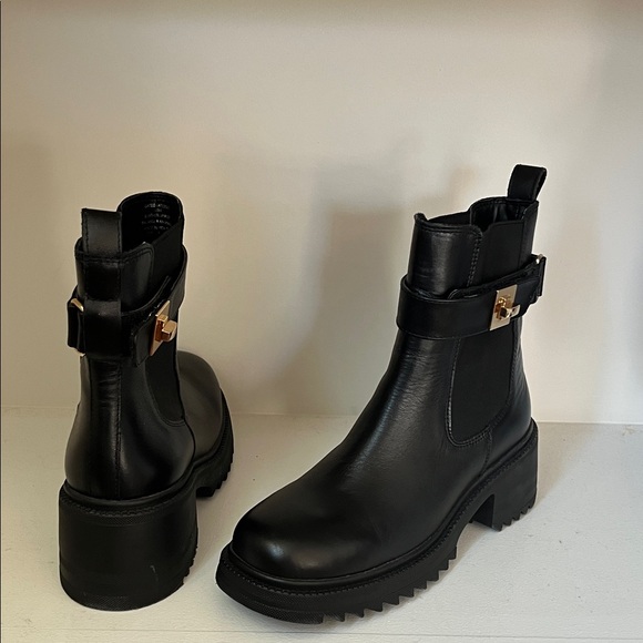 NWT Steve Madden Black Leather Ankle Boots - Picture 3 of 5